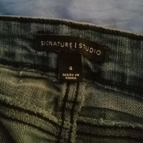 Cutoff denim shorts women's size 4 - Picture 3 of 4